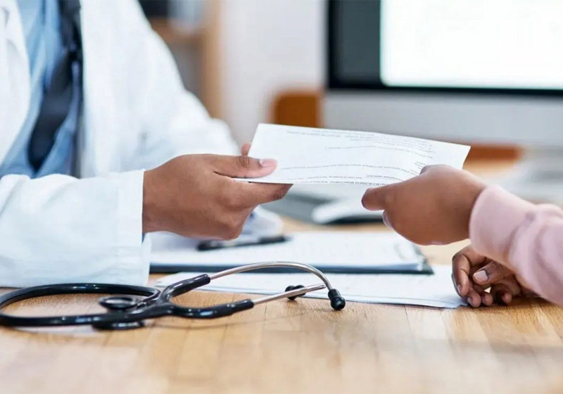 NLĐ vẫn được hưởng các quyền lợi khi nghỉ ốm theo quy định